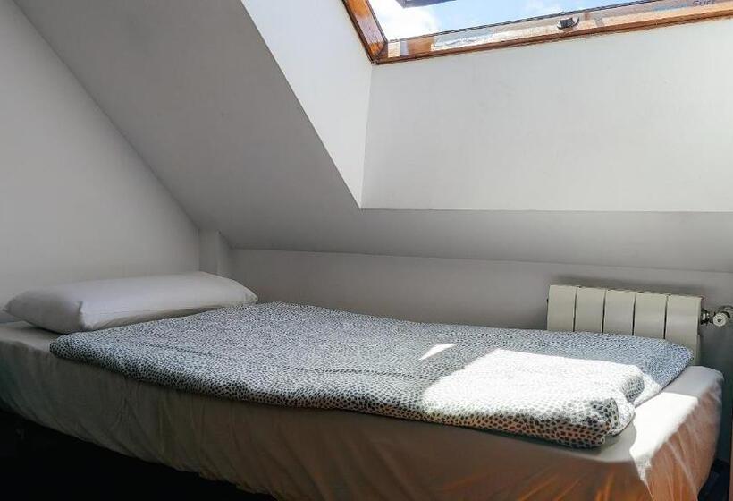 Кровать в Общей Комнате, Gijon Surf Hostel