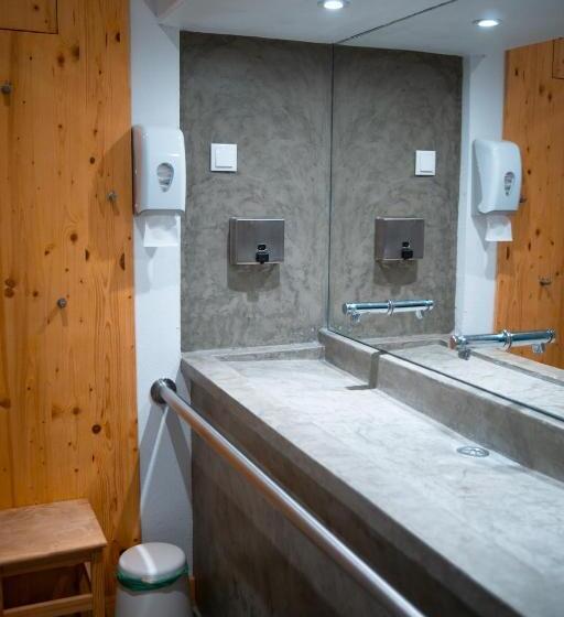 اتاق استاندارد با سرویس بهداشتی مشترک, Wax Hostel
