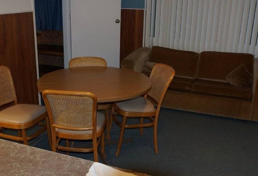 패밀리 룸, Golden Leaf Motel