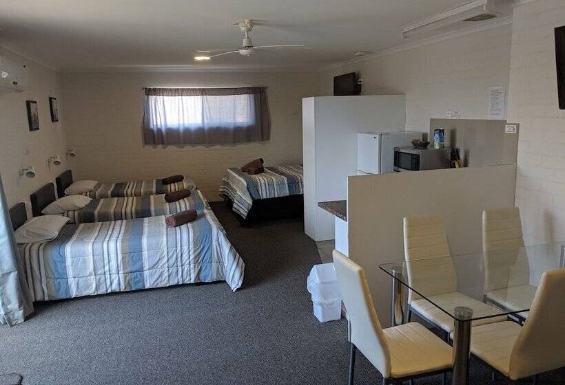 Семейный Номер, Harrington Village Motel