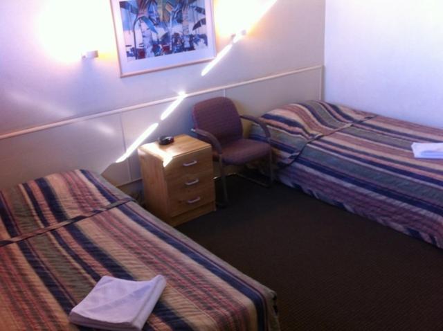 Standardrum, Mayfield Motel