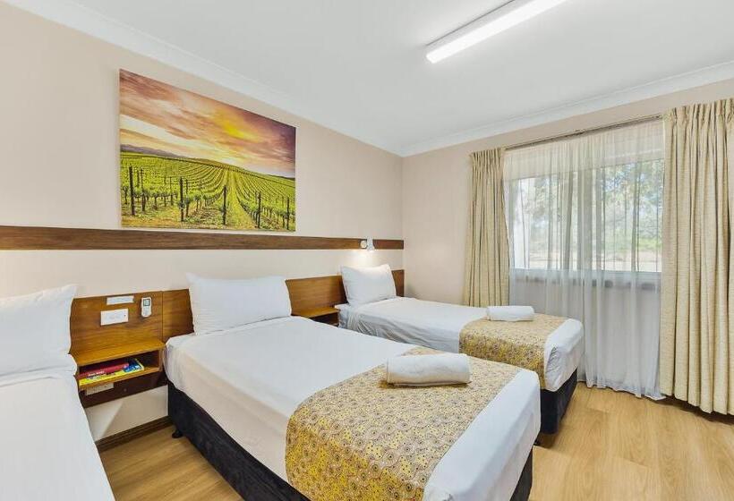 Семейный Номер, Castlereagh Motor Inn