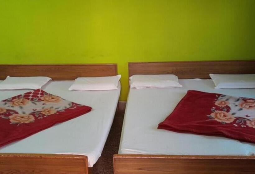 غرفة ديلوكس رباعية, Gayatri Guest House Haridwar Near Railway Station   Ganga Ghat   Best Hotel In Haridwar