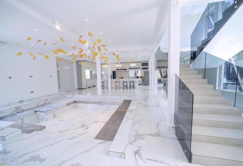 خانه 4 خوابه, El Amo Lakeview Villa