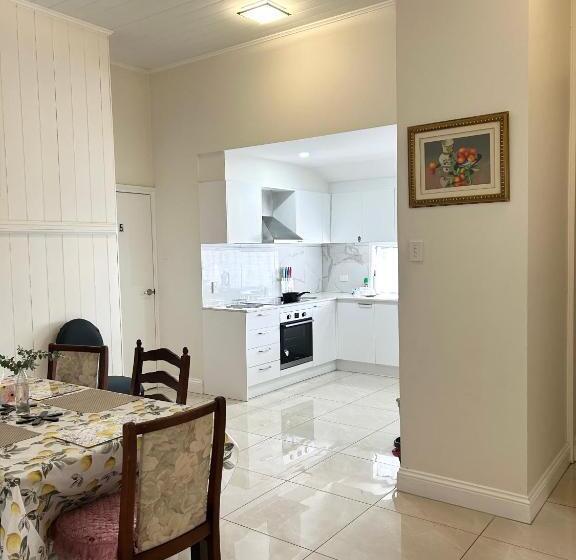 اتاق خانوادگی با سرویس بهداشتی مشترک, 26 Gladstone Rd Highgate Hill