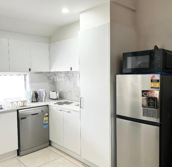 اتاق خانوادگی با سرویس بهداشتی مشترک, 26 Gladstone Rd Highgate Hill