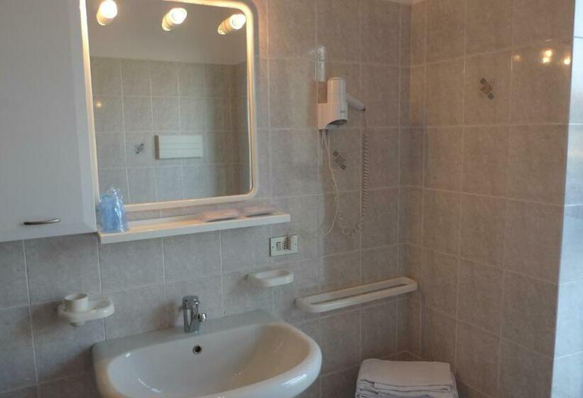 اتاق استاندارد سه نفره, Albergo Simonati