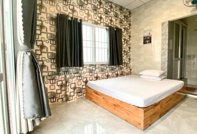 اتاق استاندارد چهارنفره با بالکن, Khách Sạn Hằng Trang