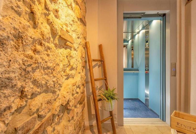 景色の見えるトリプルスタンダードルーム, Palazzo Falcinelli Luxury Room In Montepulciano Center With Elevator