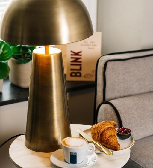 Номер Deluxe, Blink