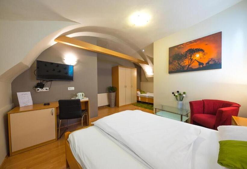 اتاق استاندارد سه نفره, Rooms & Apartments Kepic, Airport Accomodation