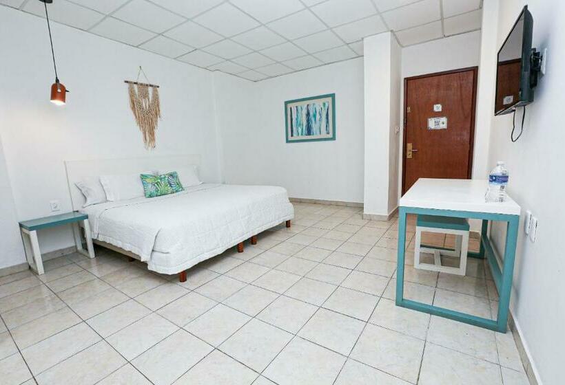 キングサイズベッドのスーペリアルーム, & Suites Arges  Centro Chetumal