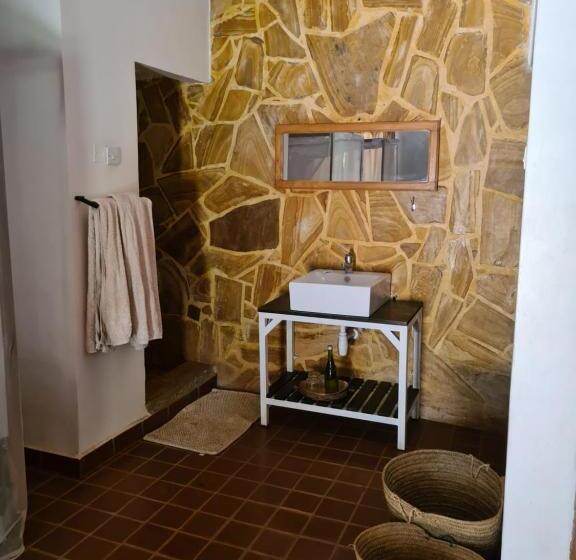 اتاق استاندارد, Honey Badger Lodge