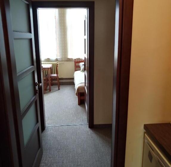 اتاق اکونومی, Hostel Lux