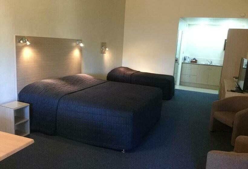 استودیوی استاندارد, Captains Quarters Motor Inn