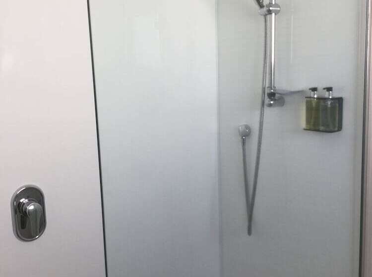 استودیوی استاندارد, Captains Quarters Motor Inn