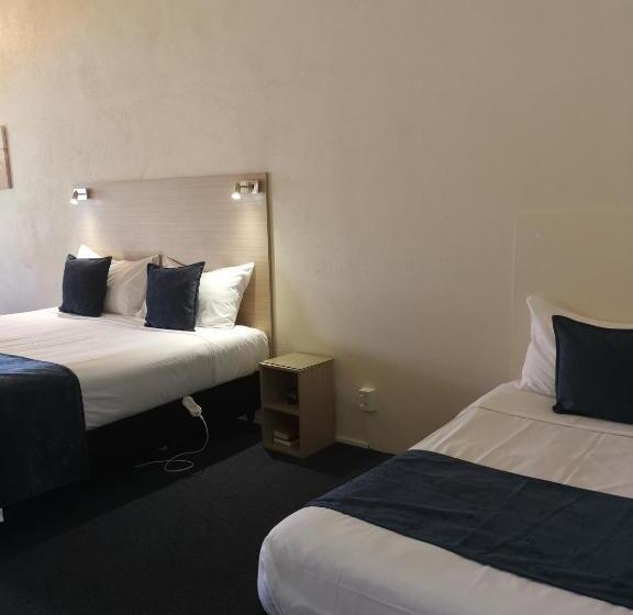 استودیوی استاندارد, Captains Quarters Motor Inn
