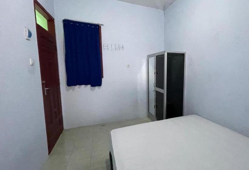 Номер Economy, Spot On 93967 Hasna Guest House Syariah