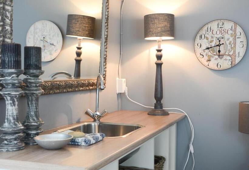 חדר יחיד נוף לגינה, Het Woonrijk