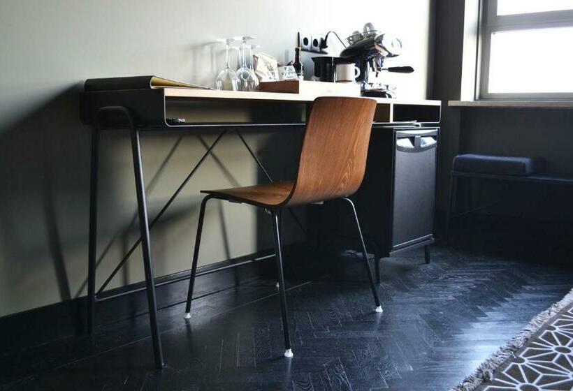 اتاق راحتی, The Duke Boutique