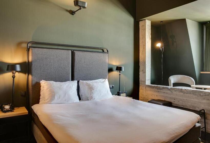 سوییت جونیور لوکس, The Duke Boutique