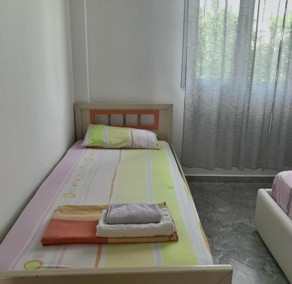 חדר קלאסי לשלושה, Serenade Beach