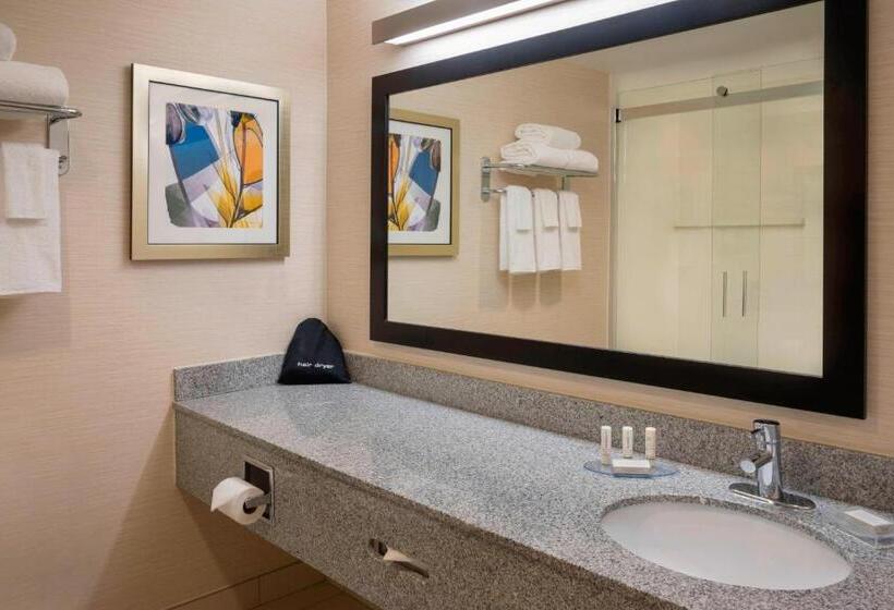 מיטת קינג בסוויטה, Fairfield Inn & Suites By Marriott Ottawa Kanata