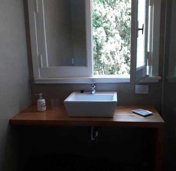 标准三人间共用浴室, La Marea B&b