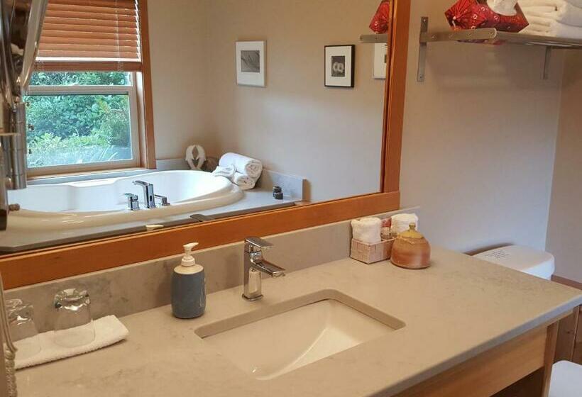 带大床的套房, Reef Point Oceanfront Bed And Breakfast