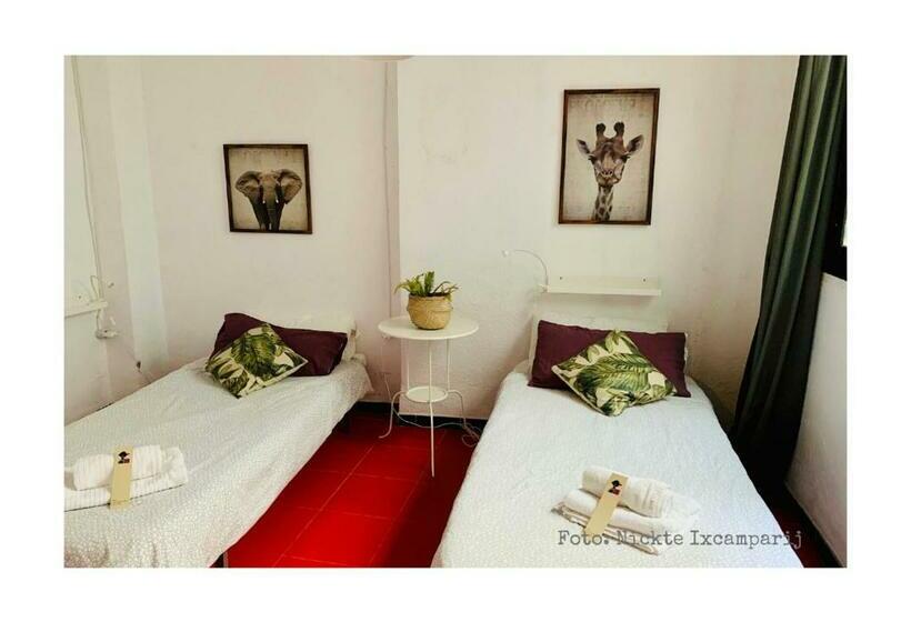 اتاق اکونومی, B&b Una Habitación Propia