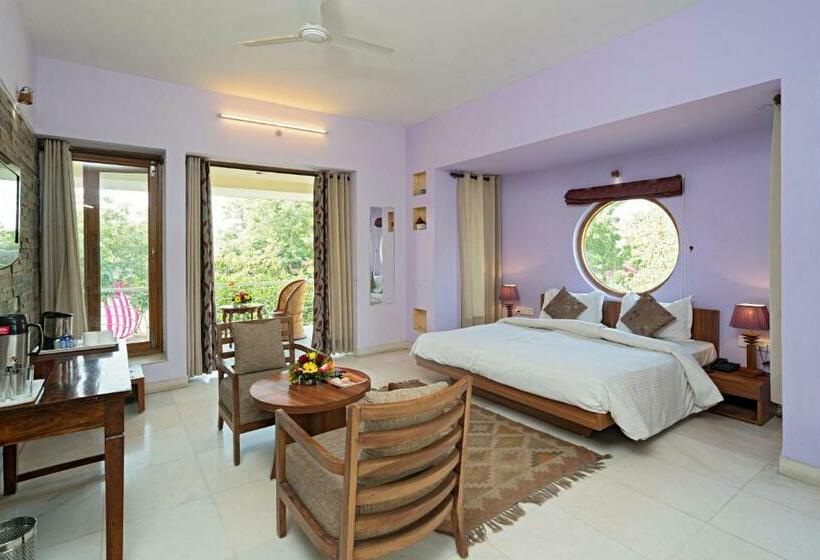 اتاق لوکس با بالکن, The Chitvan Resort