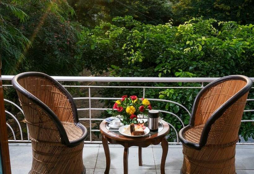 اتاق لوکس با بالکن, The Chitvan Resort