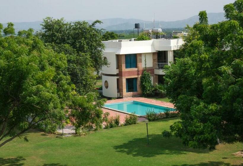 اتاق لوکس با بالکن, The Chitvan Resort