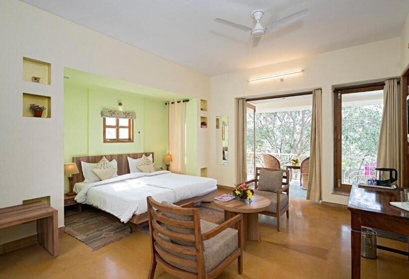 اتاق لوکس با بالکن, The Chitvan Resort