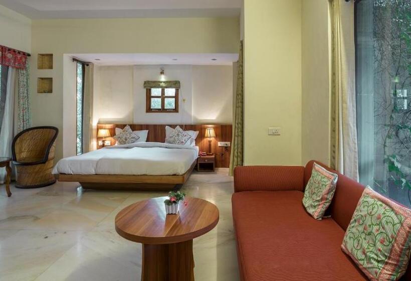 اتاق لوکس با بالکن, The Chitvan Resort