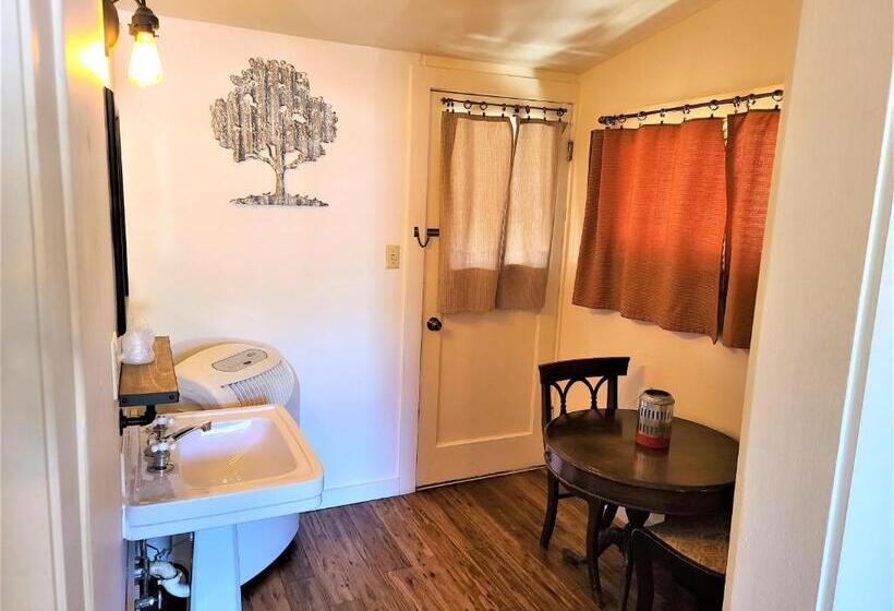 デラックスルーム, Mrs. Anderson's Lodging