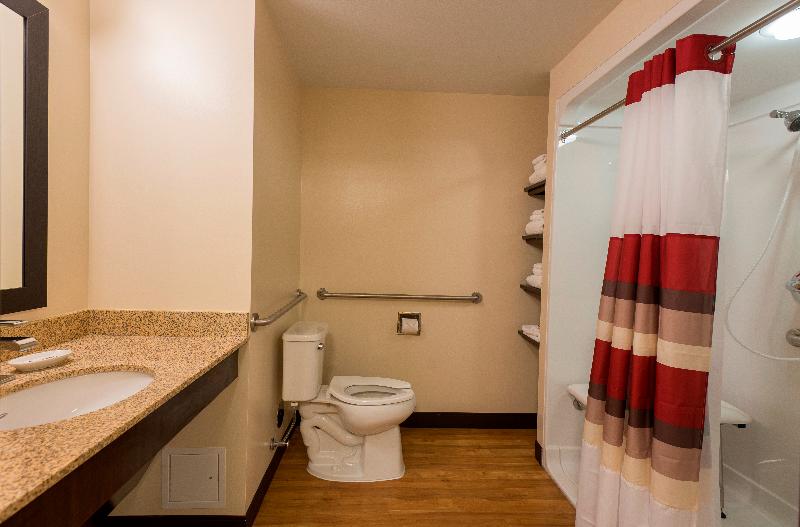 Номер Deluxe Адаптированный для Инвалидов, Red Roof Inn Plus+ & Suites Malone