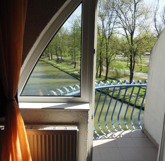 Четырехместный Номер Стандарт с Балконом, Asthmahotel Abaliget
