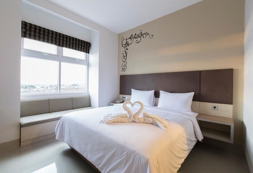 Номер Deluxe, Sparks Odeon Sukabumi   Artotel Curated
