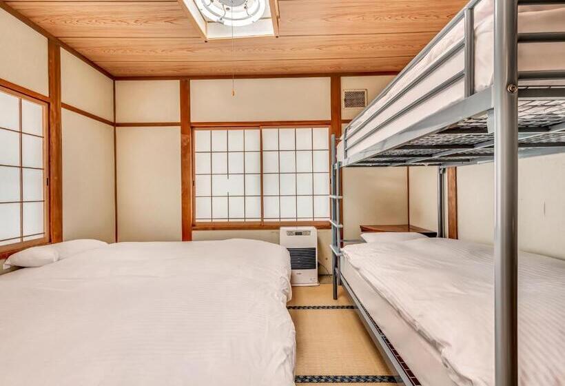 חדר סטנדרטי לארבעה עם חדר אמבטיה משותף, Madarao