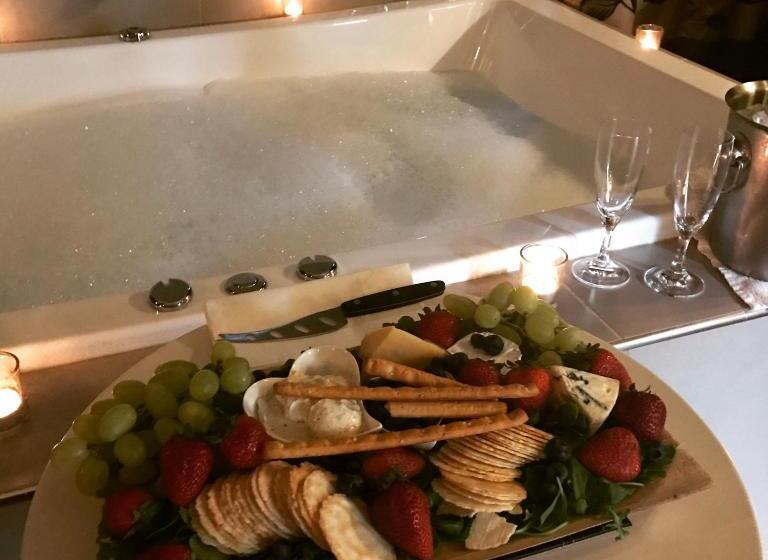 스위트 킹사이즈 침대, Spa Suites At Raven