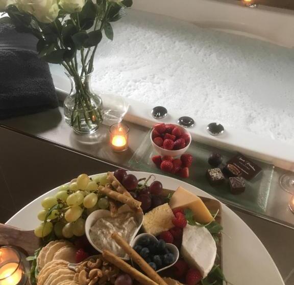 스위트 킹사이즈 침대, Spa Suites At Raven
