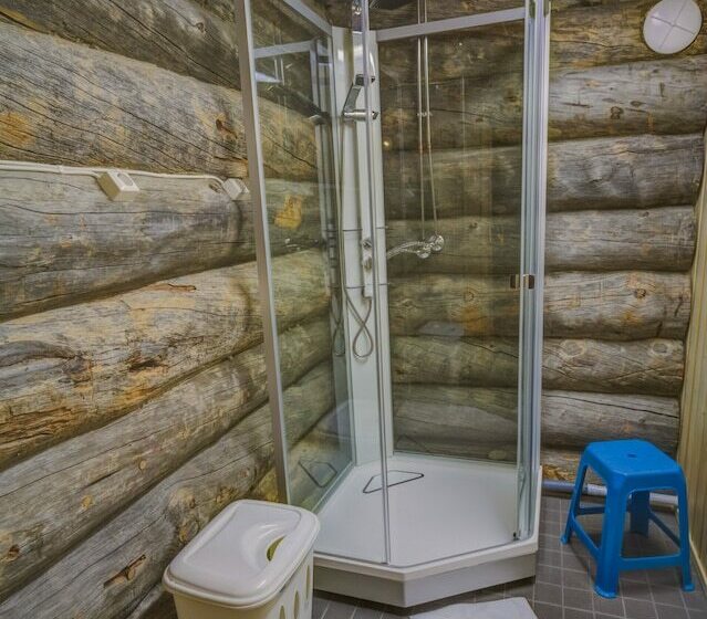 Четырехместный номер эконом класса с общей ванной комнатой, Kuukkeli Log Houses Porakka Inn