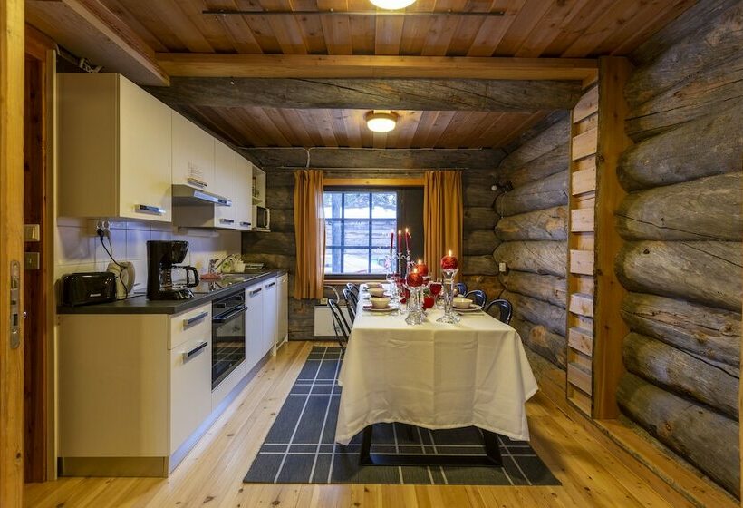Четырехместный номер эконом класса с общей ванной комнатой, Kuukkeli Log Houses Porakka Inn