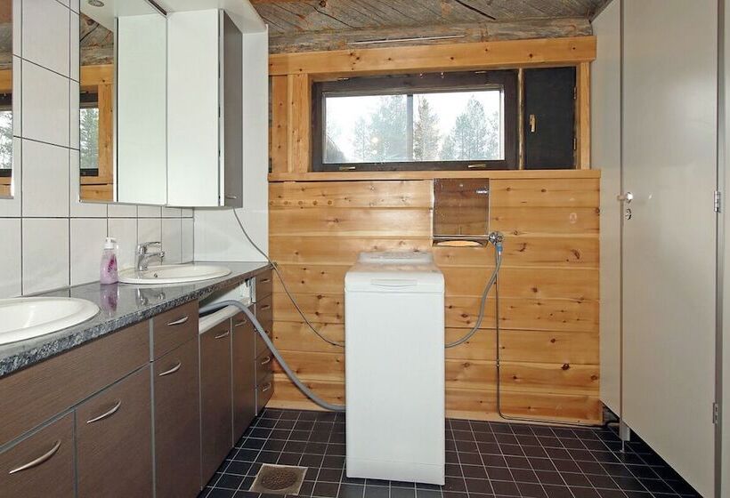 Четырехместный номер эконом класса с общей ванной комнатой, Kuukkeli Log Houses Porakka Inn