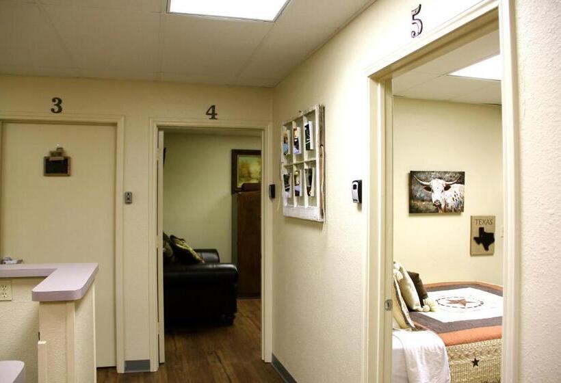 חדר אקונומי, A Place To Stay Rooms