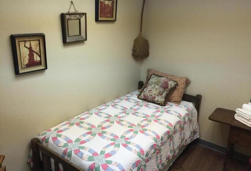 חדר אקונומי, A Place To Stay Rooms