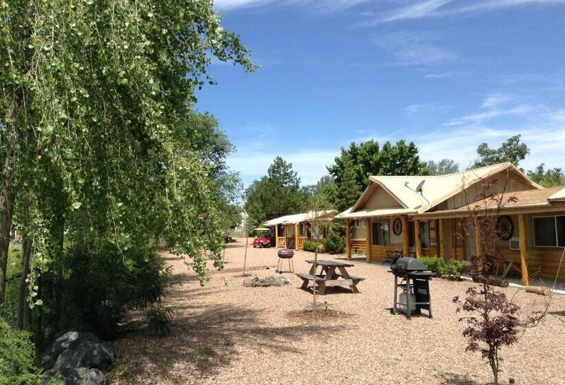Standard studio with lake view, Rainbows End Fishing Resort