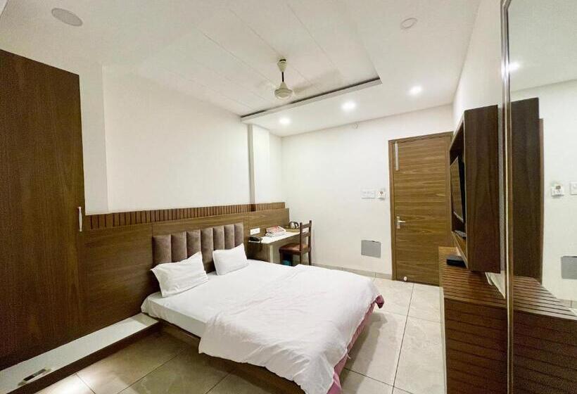 Номер Deluxe, Govindam Inn ! Ujjain Fully Air Conditioned Hotel At Prime Location With Parking Availability, Near
