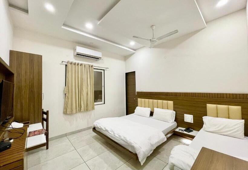Трехместный Номер Deluxe, Govindam Inn ! Ujjain Fully Air Conditioned Hotel At Prime Location With Parking Availability, Near